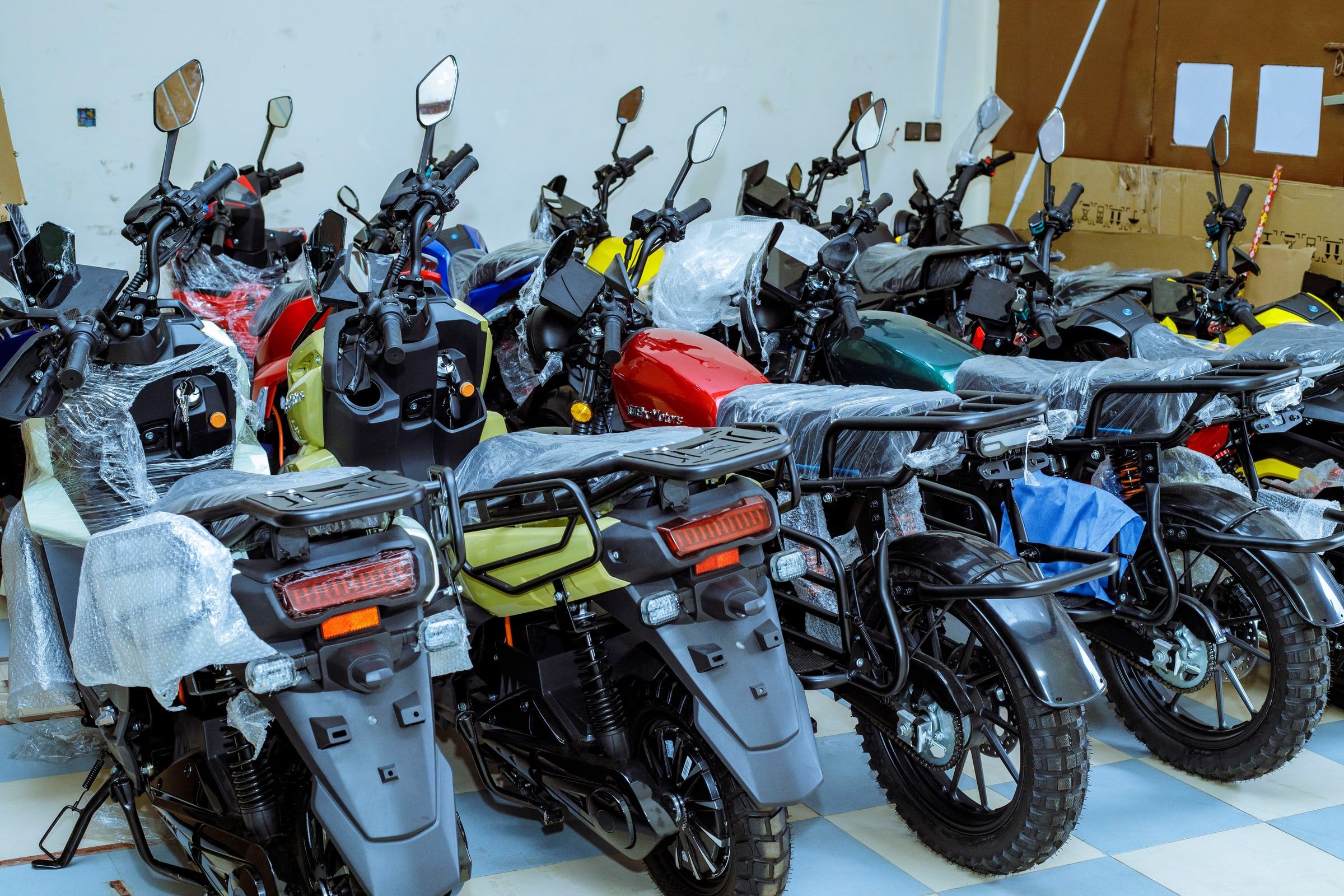 Une rangée de motos électriques Ehu neuves, prêtes à être livrées.