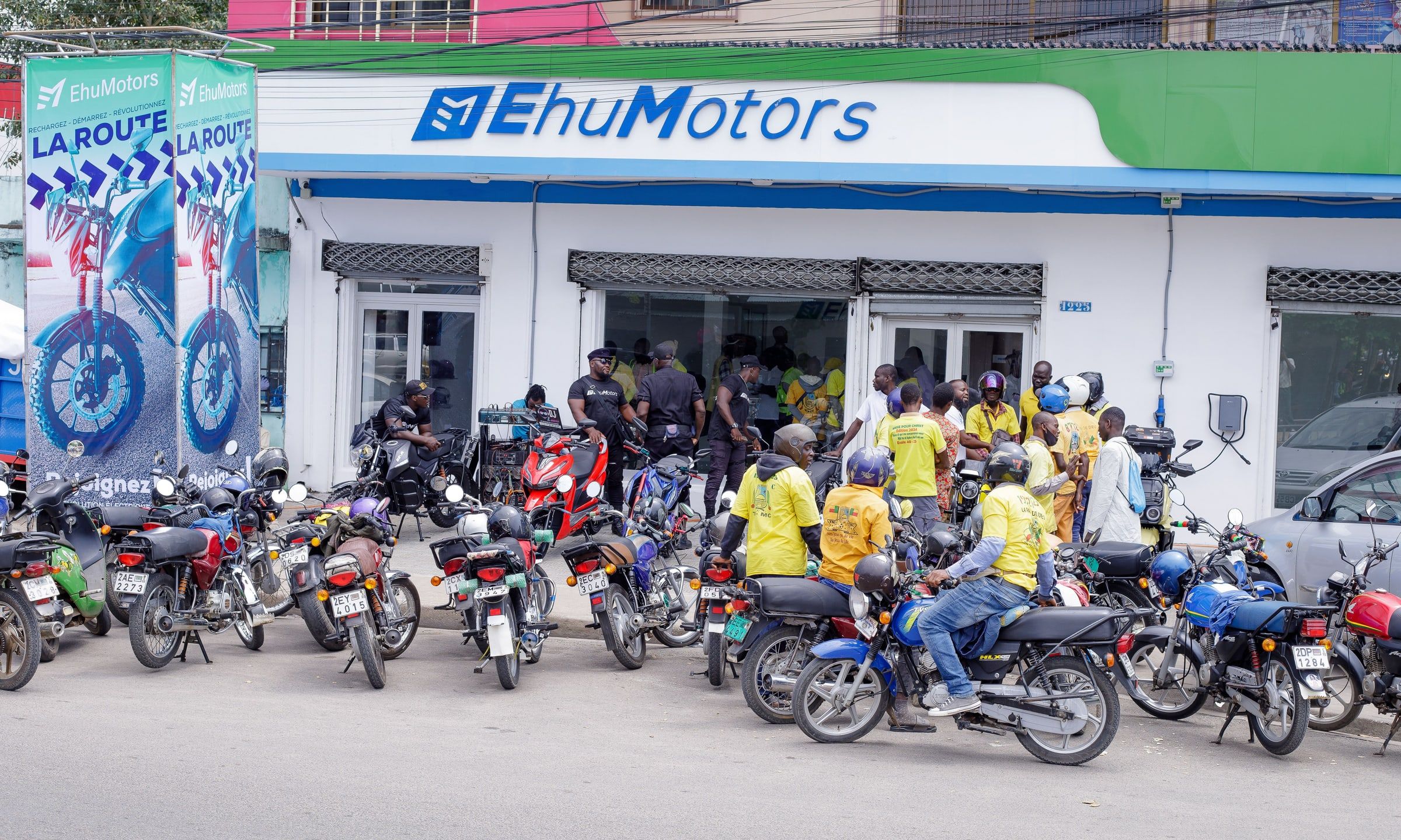 La façade du showroom Ehu Motors à Cotonou, des dizaines de conducteurs devant.